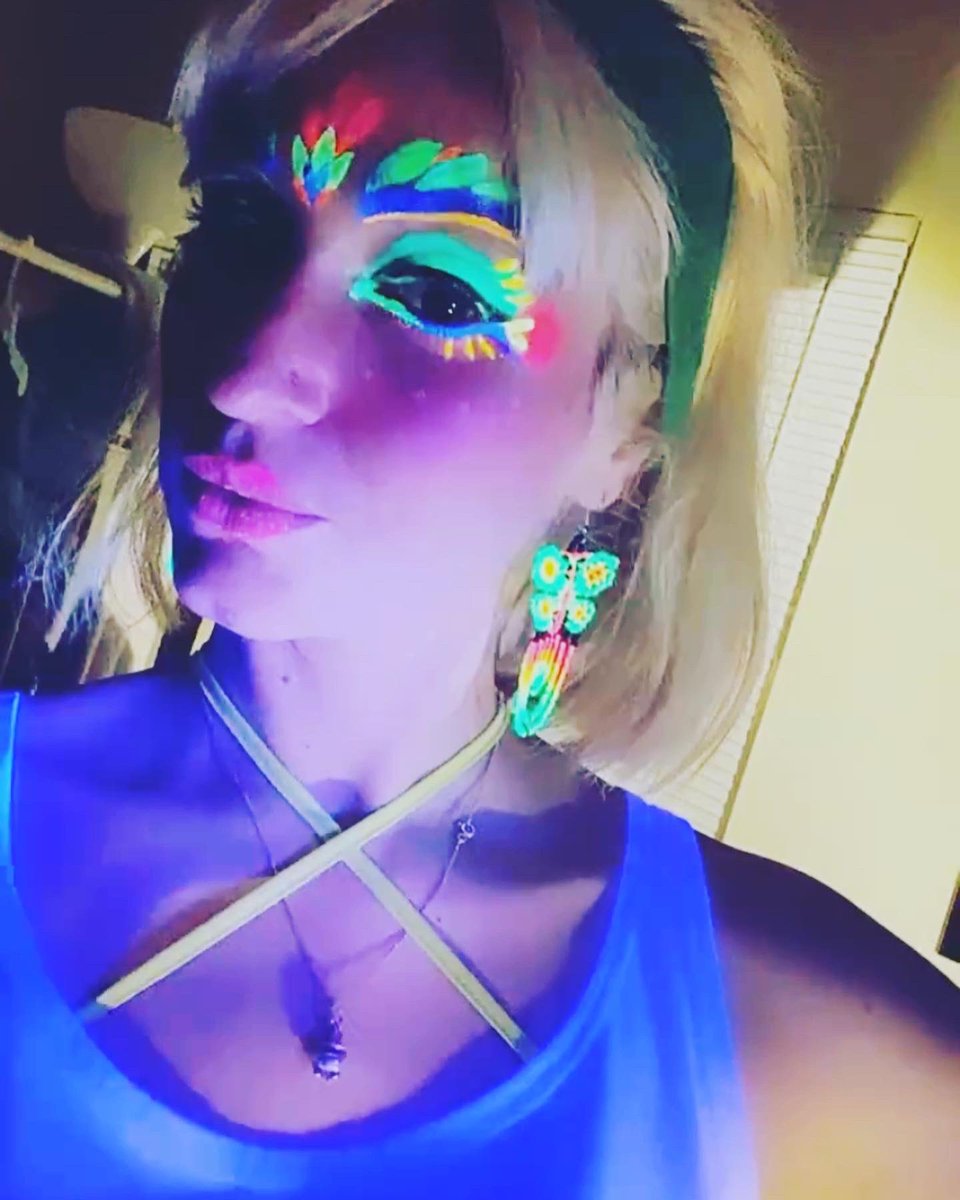 Zertuchina's tweet photo. I’ll be doing UV reactive body art!
Wear your neons! https://t.co/qv8sNJ6H7z