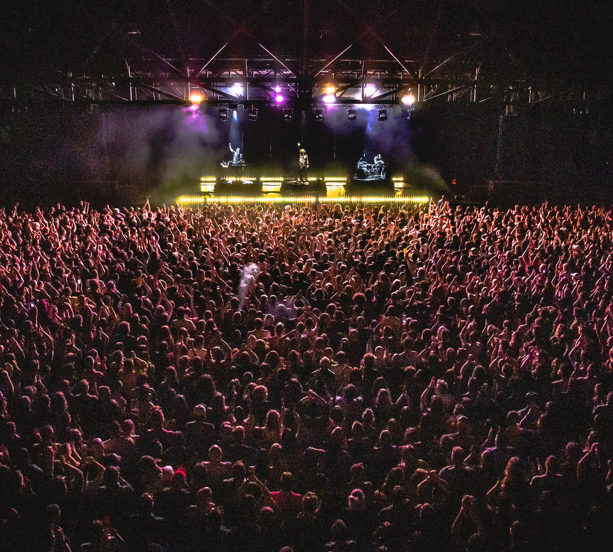 Thank you all for a wonderful year. It’s been a blinder from start to finish. We are so lucky to do this job and play fo you from night to night. Here’s to more of the same in the future. Cheers and happy New Year. Joe, Thom and Gus x 

📸 commiebiker73, Jason Sheldon, Lars Roy