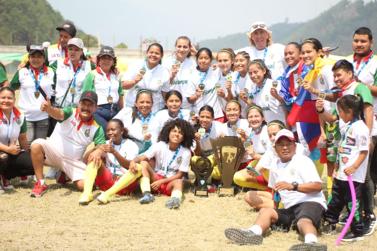 LigaNacionalFem's tweet photo. Equipos 🏆 CAMPEONES 🥇 del 2023
En este año hemos coronado a 3 equipos ✍🏼 Su nombre se escribió con letras doradas.
🏆Unifut Antigua Campeón del #CL2023
🏆Juventud copalera femenino Campeón del #AscensoCL2023 y
🏆Xinabajul Femenil Campeón del #AP2023
#TuLigaConZGas https://t.co/CtFyd4w9Uw