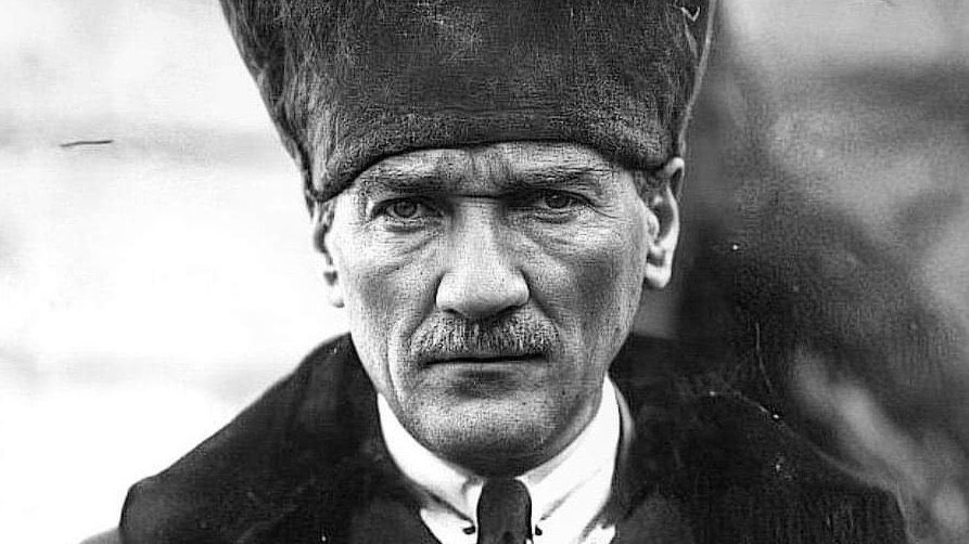 Gazi Mustafa Kemal #Atatürk, Türk Bayrağı ve İstiklal Marşı milletimizin kırmızı çizgisidir! 🇹🇷 Bu maç, Cumhuriyetimizin 100. yılına yakışır şekilde Ankara’da oynanmalı ve öncesinde farklı renklere gönül vermiş yüzbinler Ata’mızın huzurunda buluşmalıdır. Bu akşam tüm dünyaya…