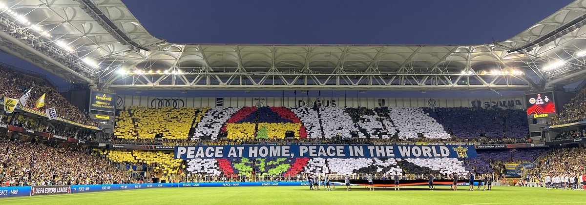 lubeayar's tweet photo. Riyad'daki bir Fenerbahçe yöneticisiyle konuştum:

Fenerbahçe, her maçtan önce olduğu gibi, 27 Aralık günü 'Yurtta Sulh Cihanda Sulh' pankartını asacağını ve futbolcuların giyeceği Atatürk resimli formaları TFF'ye bildirmiş. Belli TFF iki gün boyunca üstünü düşeni yapmamış. Fenerbahçe'nin uçağının erken dönüş için harekete geçtiğini de belirteyim.