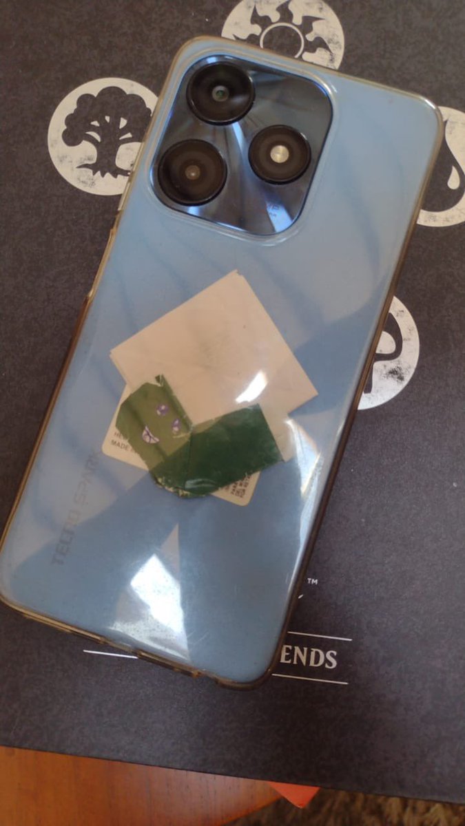 Mi novio encontró este teléfono tirado en la calle, el la Orión y Planetas (Los Chillos). Lo encendió para que el dueño pueda llamar y devolvérselo. Ayúdenme con un RT para que el teléfono vuelva con su propietario.