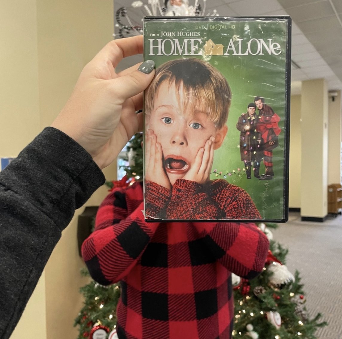 That's a wrap to the holiday season! Reflect on the festive pages turned, the magical moments shared and the joy found in every chapter. Here's to a new year filled with more #BookFaceFriday fun! 🥰 #FOCCL

📸 @nhclibrary