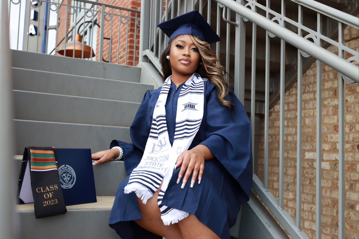 theashleebanks's tweet photo. a hbcu grad 🎓 https://t.co/FfemehRcUl