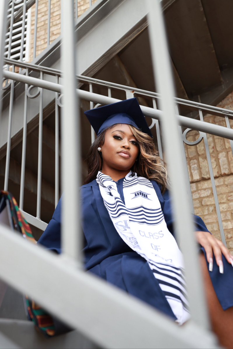 theashleebanks's tweet photo. a hbcu grad 🎓 https://t.co/FfemehRcUl