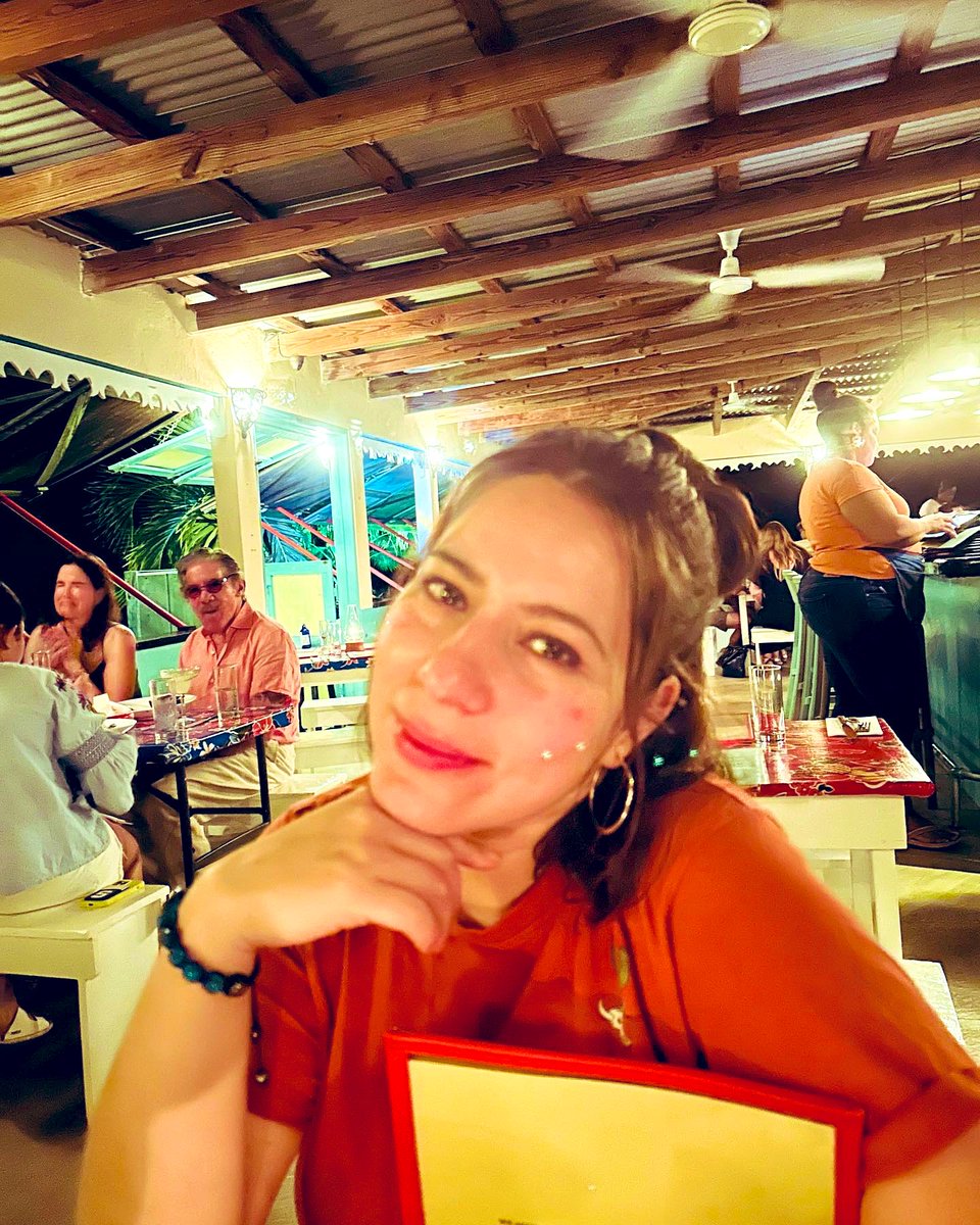 Ruchin80's tweet photo. went to a Mexican taqueria in #anguilla and saw #geraldorivera &amp; asked hubby to pretend taking pics of me! And get him in the backgrounds. when Geraldo was leaving pushed hubby to go and say Hi! Thank you @GeraldoRivera for being so kind and taking a pic with @HermannChef https://t.co/beIUOZqlIa
