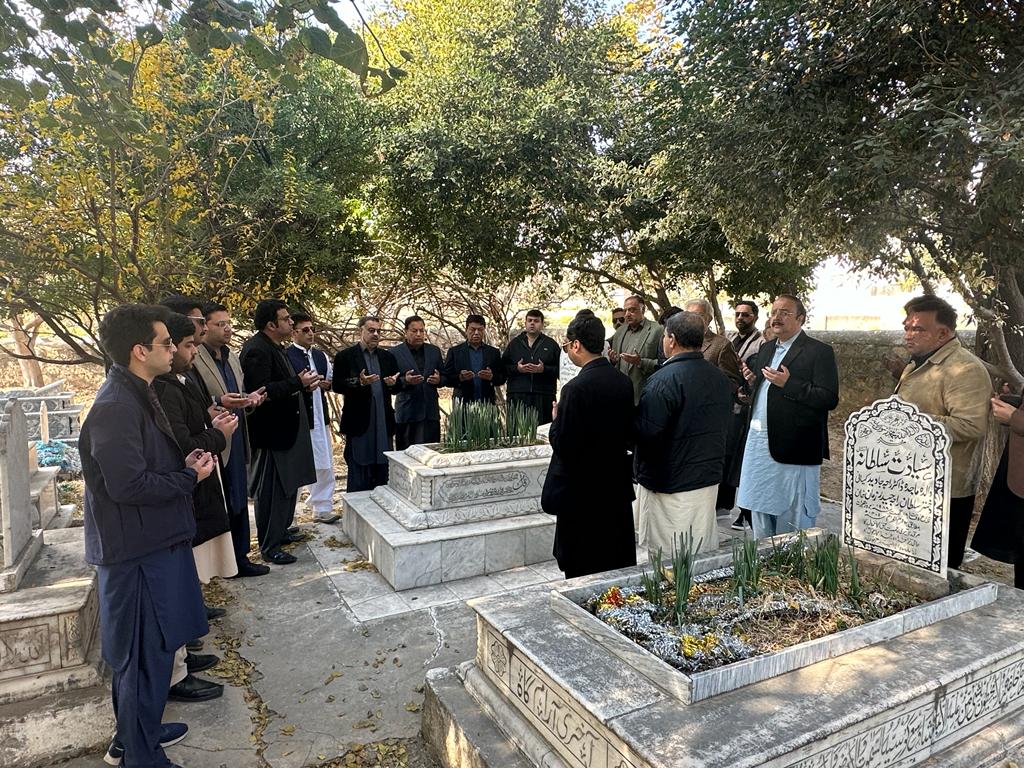 rfzofficial's tweet photo. آزاد امیدوار برائے صوبائی اسمبلی حلقہ پی کے 47 راجہ فیصل زمان صاحب کی کاغذات نامزدگی جمع کروانے سے قبل فیملی کے ہمراء والد مرحوم سابق وزیر اعلی سرحد راجہ سکندر زمان صاحب کی قبر مبارک پر حاضری. https://t.co/mjlczAQWCL