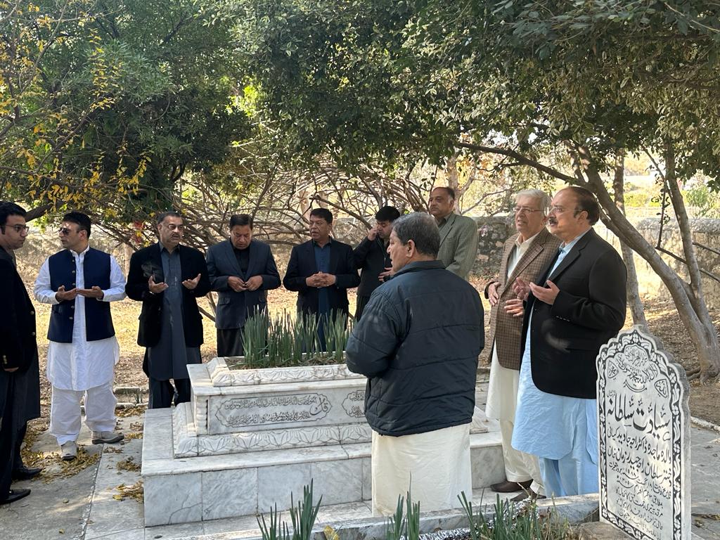 rfzofficial's tweet photo. آزاد امیدوار برائے صوبائی اسمبلی حلقہ پی کے 47 راجہ فیصل زمان صاحب کی کاغذات نامزدگی جمع کروانے سے قبل فیملی کے ہمراء والد مرحوم سابق وزیر اعلی سرحد راجہ سکندر زمان صاحب کی قبر مبارک پر حاضری. https://t.co/mjlczAQWCL