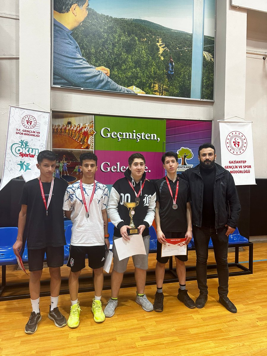 GAZIANTEPVETAL's tweet photo. Okulumuz Badminton takımı Gaziantep 2. Olmuştur. Öğretmenimiz Serkan GEÇER ve takım ekibi öğrencilerimizi tebrik ederiz. https://t.co/UGP3cNMARQ