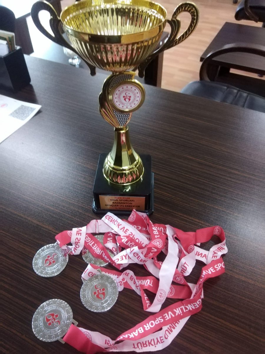GAZIANTEPVETAL's tweet photo. Okulumuz Badminton takımı Gaziantep 2. Olmuştur. Öğretmenimiz Serkan GEÇER ve takım ekibi öğrencilerimizi tebrik ederiz. https://t.co/UGP3cNMARQ