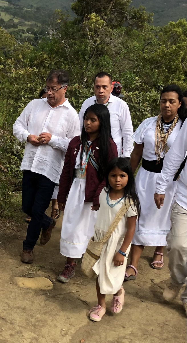 Ella,mi prima Erica Chaparro, de🧥vino tinto, hija del pueblo Arhuaco, de Nabusimake, tierra donde nace el sol, falleció ahogada junto a Danilo villafaña ayer fue su sepultura, mucha fuerza para la familia, unidad y solidaridad en tiempos difíciles, <a href="/petrogustavo/">Gustavo Petro</a> estamos de duelo
