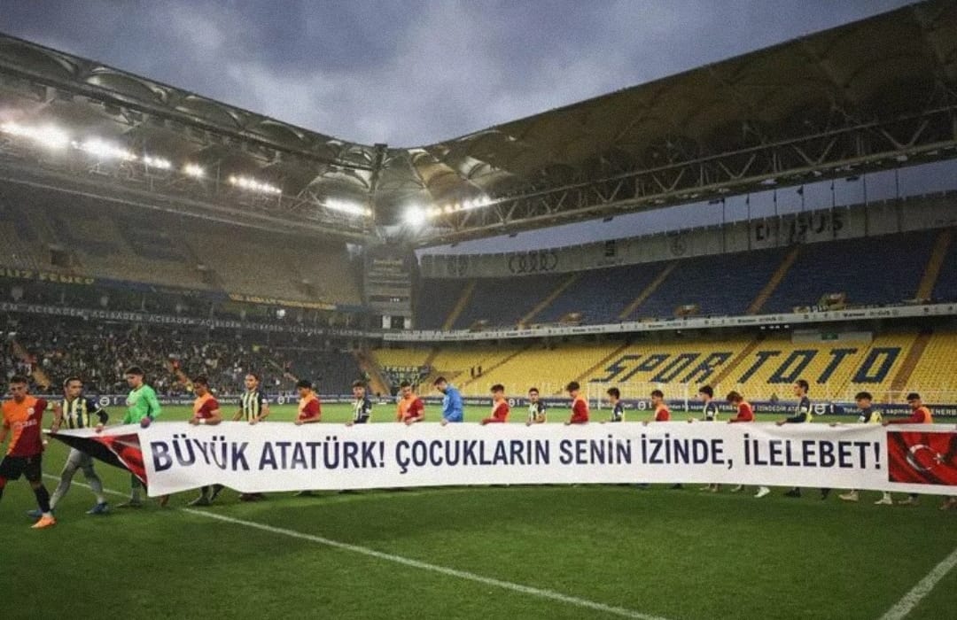 Ebediyen hürriyet, ilelebet Cumhuriyet…
Ata’mıza ve cumhuriyetimize yapılan bu saygısızlık karşısında Galatasaray ve Fenerbahçe kulüplerimizin maça çıkmama kararını destekliyor, Türk Hekimleri olarak iki güzide kulübümüzü de tebrik ediyoruz. 

#süperkupa #Atatürk #iptal #GSvsFB