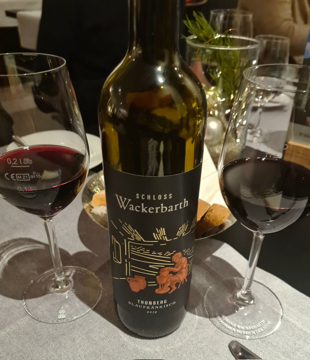 Opernjunkie's tweet photo. "Im Winter muss man trinken!
Im Winter ist es kalt;
Da wärmet uns der Traube Blut
Und dabei schmeckt der Wein so gut" #Marschner #DerVampyr
Zur Gänsebrust "Sous Vide" als #PreOpernWein vor #Marschner|s #DerVampyr mit dem Blaufränkisch vom Thonberg ein edler Tropfen im Glas 🍇 https://t.co/nfnWqi9XUG