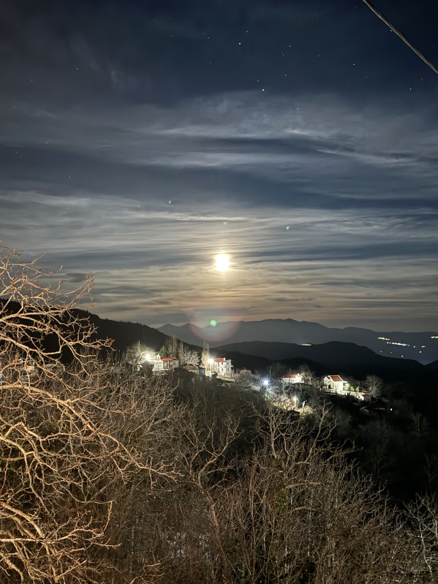 StavrosMarkatos's tweet photo. Χριστουγεννιάτικο φεγγάρι για βόλτα στο βουνό https://t.co/5WsqKCocs7