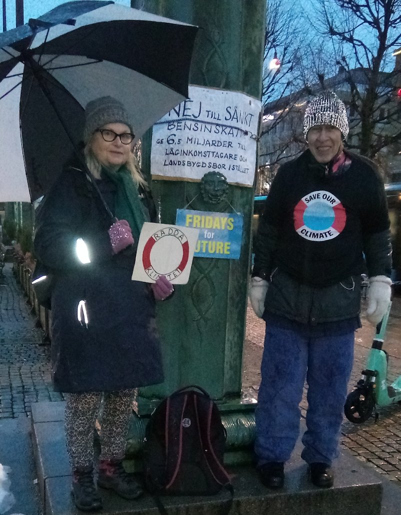Paraplyorganisationen demonstrerar #FridaysForFuture #ClimateStrike på Gustaf Adolfs torg i Göteborg den 29 december @FFF_goteborg