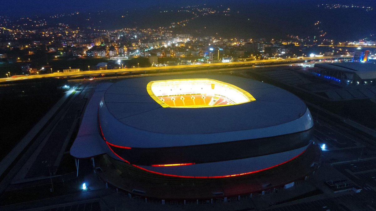 bpthaber's tweet photo. Samsunspor: Işıkları açtık. Bayrakları astık. Samsun'a bekliyoruz! https://t.co/ySr9YSVnr2