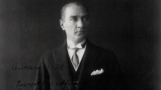 Kemalistgunluk's tweet photo. Ali Koç ve Dursun Özbek, Gazi Mustafa Kemal Atatürk ile ilgili hiçbir pazarlığı kabul etmeyeceklerini TFF yönetimine iletti. https://t.co/ffeFN7LAnc