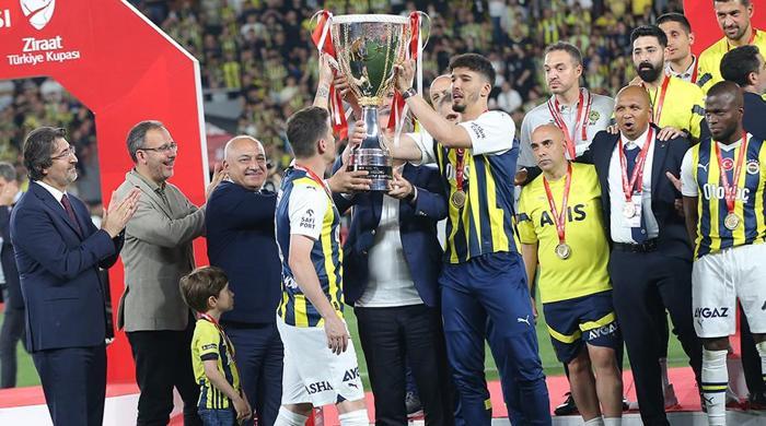 BekirTiryakii's tweet image. SORUYORUZ!

İki takımda 100. yılda şampiyon oldu. Biri lig biri kupa şampiyonu.
İkiside şampiyonluk kutlamalarında Atatürk tişörtü veya forması giymediler.