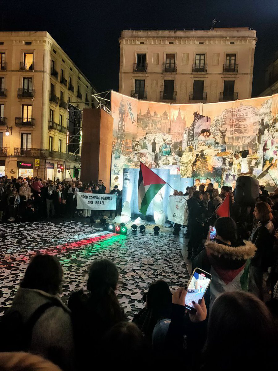 proucomplicitat's tweet photo. Betlem Sense Nadal
No Christmas in Palestine 

Avui a #Barcelona, catifa d'estels en memòria dels 10.000 infants assassinats a Palestina. 

#BetlemSenseNadal 
#AturemElGenocidi #StopArmesAmbIsrael
#FreePalestine https://t.co/110Nbuns17