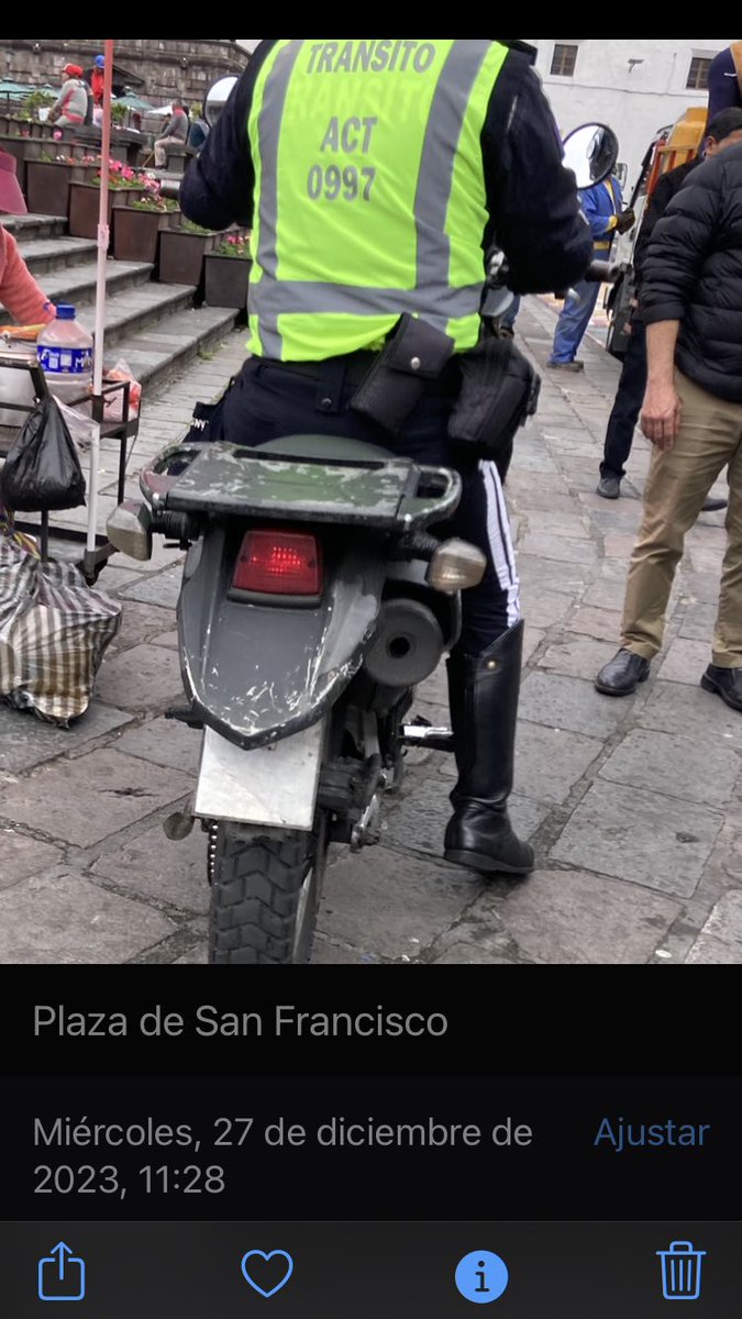 jp001ec's tweet photo. @WilsonMerinoR Y te dejo otra observación d la AMT. No circulan en motos d dotación. Son motos particulares.ésta es una 650cc! seguramente d propiedad del agente.Sobre la vereda en la plaza San Francisco.Sin placas. En peatonal.Cuando se les dice se ponen bravos y amenazantes. Detalles en foto https://t.co/FoQFgu6rea