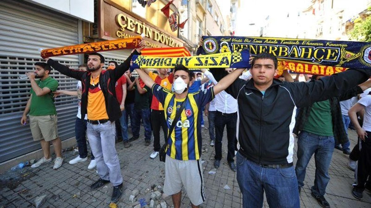 Fark etmez takım, Fener ya da Cimbom,
Takılırız biz bize birbirimize.
Konu ATATÜRK ise dur gerisi yalandır,
Hepimiz TÜRK, hepimiz Mehmediz..!!!

#GSvFB