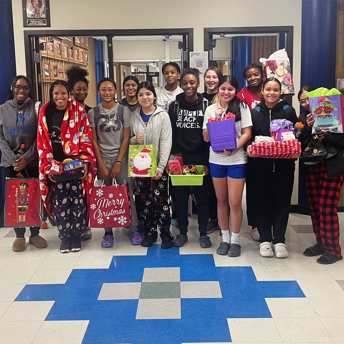 LadySabresBball's tweet photo. Girls back in the building preparing for games next week and celebrating the holidays with a secret Santa 🎁🎅

#4theacademy #NBB https://t.co/WBBNt0uNYp