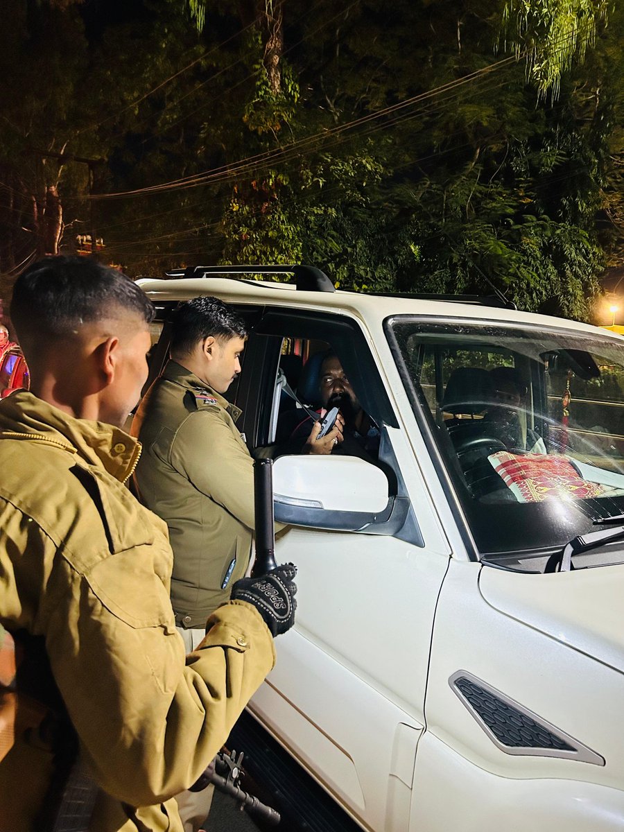 dibrugarhpolice's tweet photo. The breath analyzer devices received recently have reached all outposts and being used extensively in various parts of the district to check for drunken driving.
#DriveSafeDriveSober
@assampolice @DGPAssamPolice @gpsinghips https://t.co/wKCj4k0jTA