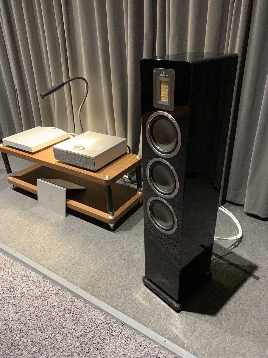 Hifimesta's tweet photo. Siisti Audiovector QR5 lattiakaiutin valmiina loppuvuoden demoihin!
Nyt muutama tällainen kaiutinpari sopivammin, kun kohta esittelemme uudistetun QR SE-malliston!
#audiovector #hifimesta https://t.co/gSefadPeRw