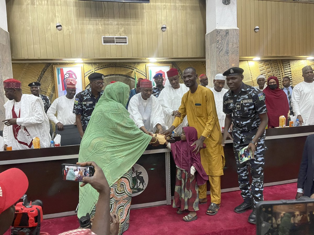 hon_najib's tweet photo. Alhamdulillah Yau Juma’a Cikin Ikon Allah Mai Girma Gwabnan Kano Abba Kabiru Yusuf Ya Bawa Iyayen Yaran Da Aka Sace Akayi Kudu Dasu Dubu 500.000 Domin Rage Radadi Bayan Dawo Dasu Da Rindinar Yan Sandan Jahar Kano Sukayi Karkashin Jagoranci Commissioner Cp Muhammad Gumel29/12/2023 https://t.co/KteLxnwCKh