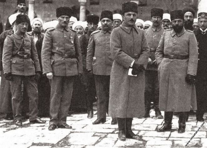 ErhanCavdaroglu's tweet photo. Herkese anladığı dilden konuşmak lazım: 
"Çöl bedevisi Araplara tutsak olmak üzereydik. Yanımda askeri güç olarak bir tek er bile yoktu. Araplar otomobilime saldırdılar! Kırbacımı çıkardım. Çekilin, çekilin hemen diyerek kalabalığa kırbacımla vurdum.   İstemeden de olsa çekildiler."
Mirliva Mustafa Kemal Paşa