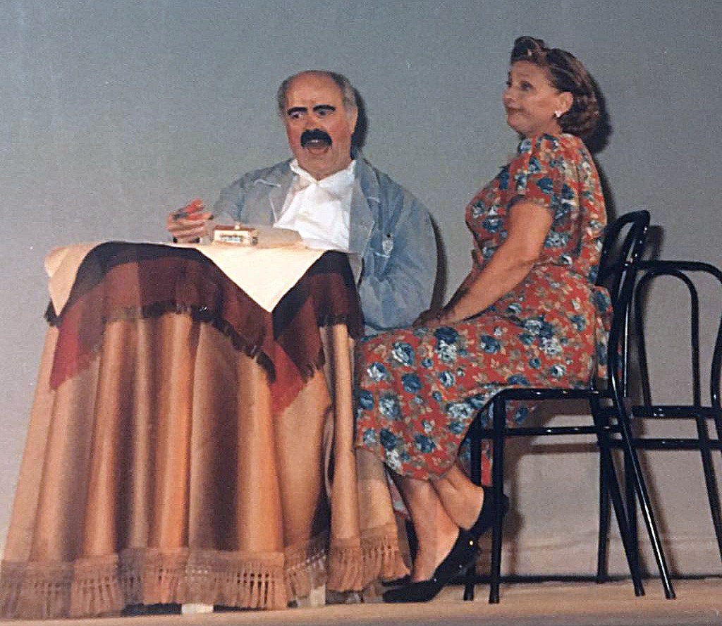I aquí el veiem el 1988 (amb l'altra padrina del Teatret, l'actriu #LolaLizaran❤️) a Tafalitats, de Karl Valentin. Que acabeu de passar un bon 2023! #Esparreguera #Teatre #QuimetPuig