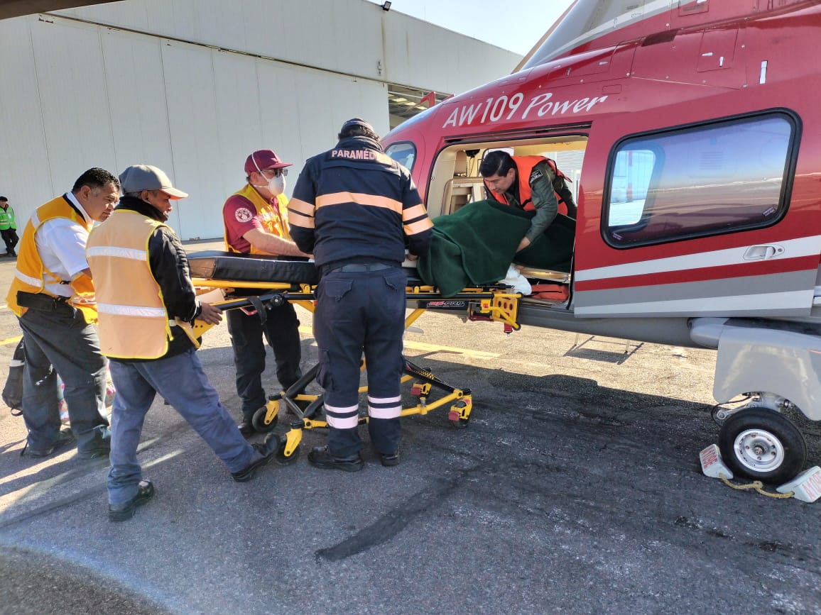 HangarGobOax's tweet photo. Esta mañana se activó un #CodigoMater en coordinación con los @SSO_GobOax y la respuesta oportuna del Centro Regulador de Urgencias Médicas #CRUM la cual permitió realizar un traslado aéreo de una emergencia obstétrica gemelar. https://t.co/nStaAf5McM