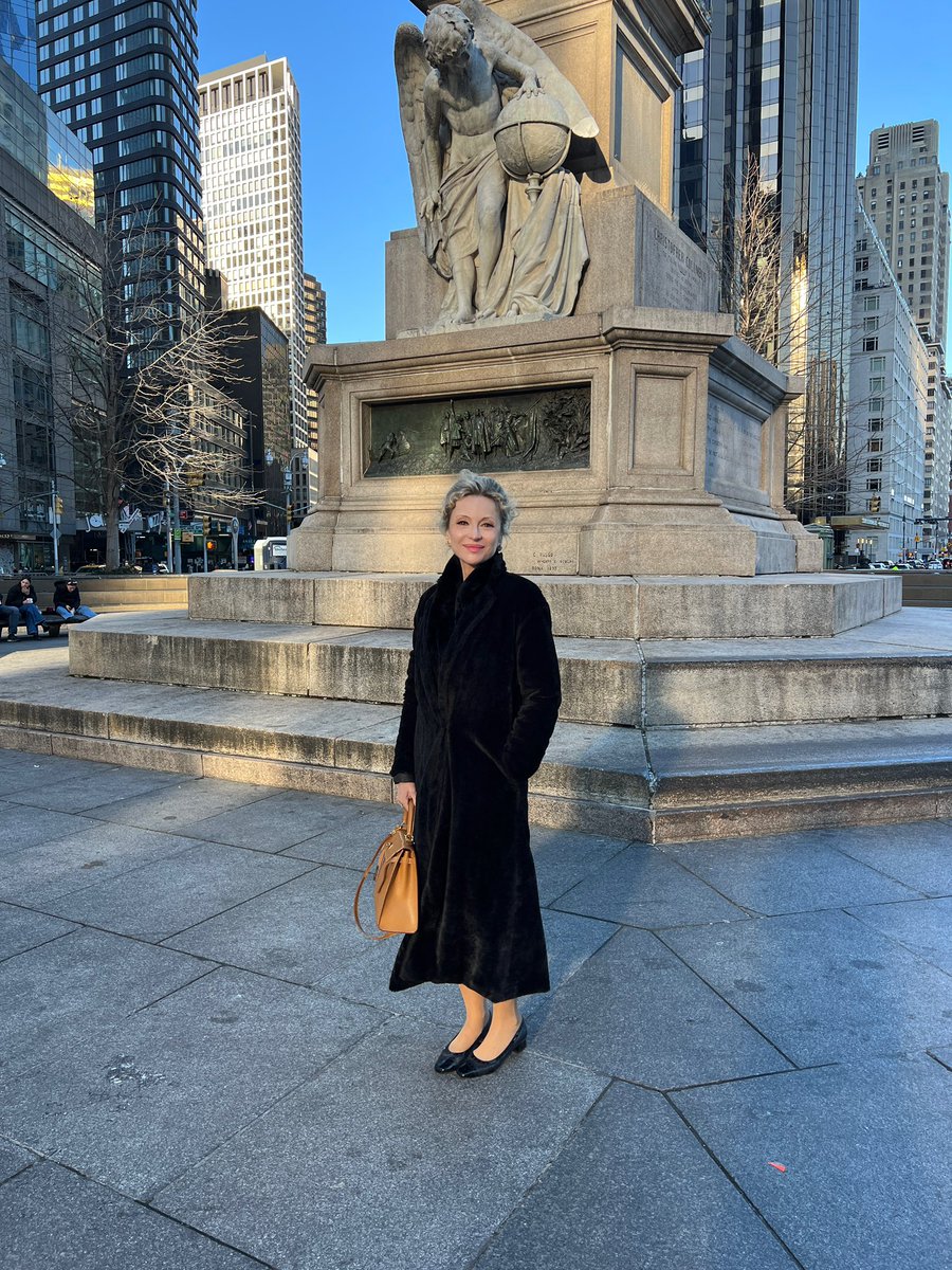 SandraNavidi's tweet photo. #NewYork in December - chilly but gorgeous! #NewYorkCity #NYC #NY #Manhattan #BigApple #Midtown #TimeWarner #ColumbusCircle #DeutscheBankCenter #TimeWarnerCenter
Insider Einblicke in die Zukunft der USA erhalten Sie in meinem Buch, “Die DNA der USA: Wie tickt Amerika?,” das eine Nominierung für den Deutschen Wirtschaftsbuchpreis 2023 erhalten hat. https://t.co/aGwQaeWk8B
#DieDNAderUSA #Republikaner #GOP #Trump #Demokratie #Autokratie @finanzbuch