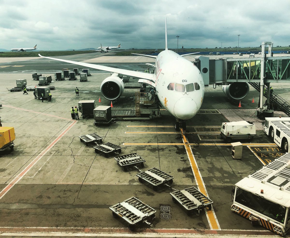 useless_boring's tweet photo. #airports #AddisAbabba #canon https://t.co/QvMj8XqONe