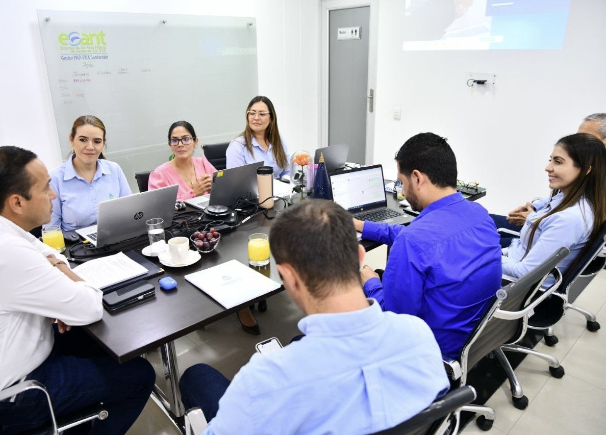 MAguilarHurtado's tweet photo. En la última junta directiva de la @EsantSantander revisamos el informe de gestión del cuatrienio, le aseguramos la continuidad del servicio en los hogares donde somos prestadores y ejecutamos las obras en agua y saneamiento básico. 
#LeCumplimosASantander https://t.co/JQFDlBOM91