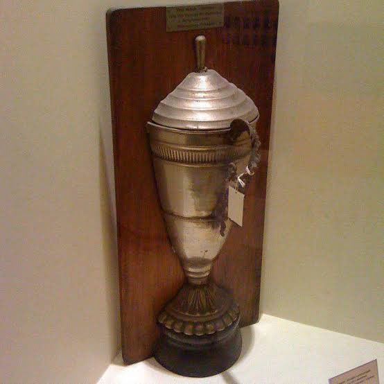 1958 yılında Başvekillik Kupası’nda taraflar yenişemeyince kupa ortadan ikiye kesilip iki tarafa da verilmiş. Maç oynanacaksa yine oynansın ülkemizde ama, bu kupayı ikiye bölüp iki takımımıza da teslim edelim. Çünkü bu sadece Arabistan’a değil tüm dünyaya ayar vermektir! Bizim