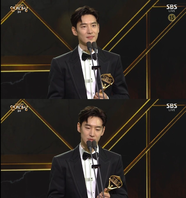 pannchoa's tweet photo. Lee Jehoon calls Lee Sun Kyun his 'role model' in Daesang acceptance speech + SBS Drama Awards commemorates the late Lee Sun Kyun
https://t.co/4W2uCEcLXK https://t.co/KO0Jr3FwRS