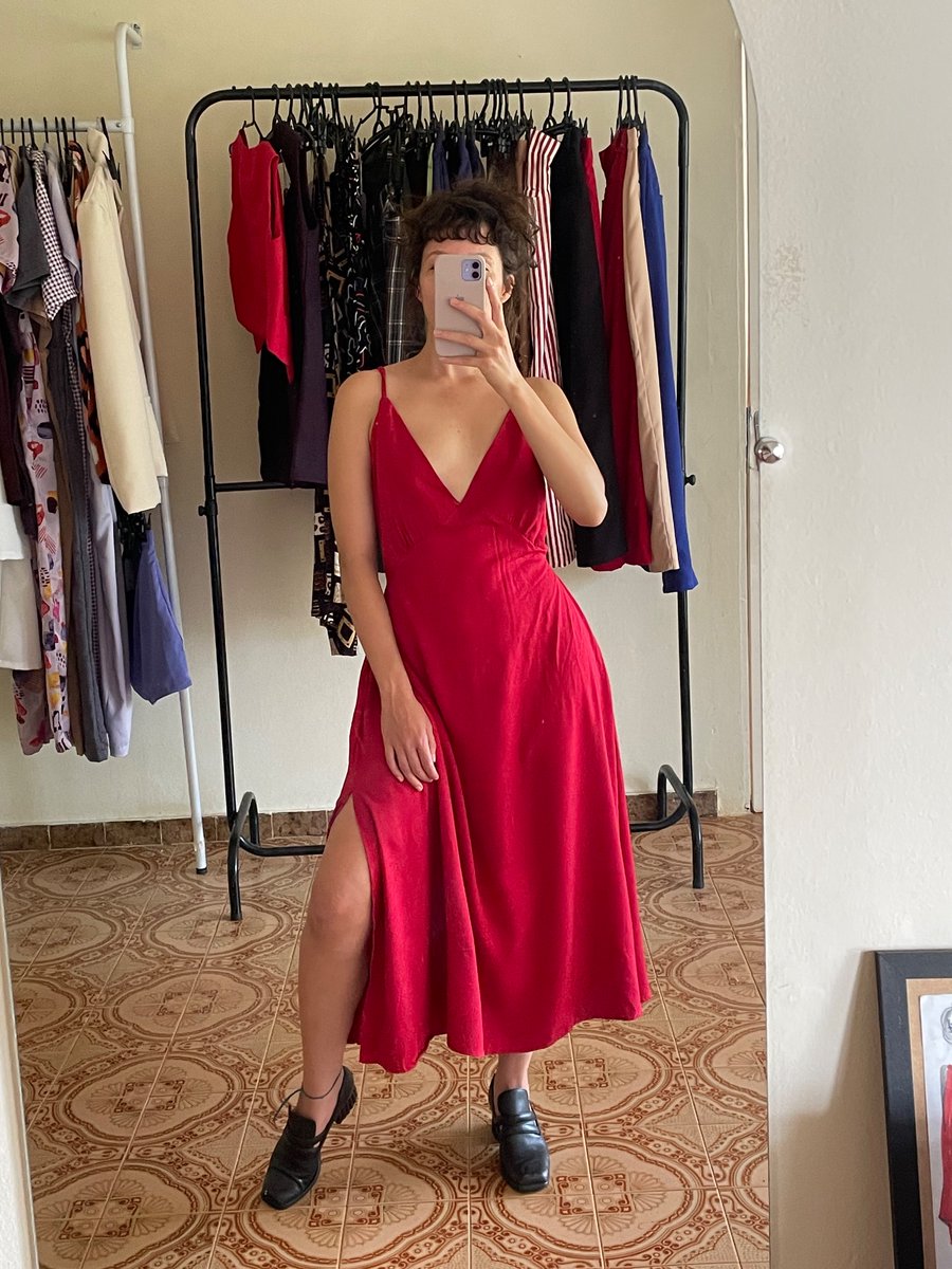 keurissima's tweet photo. ressignificando minha relação com vestidos. inclusive preciso de um nome pra esse modelo 
que faço lá na minha marca @tecidodelua 

 (aceito encomendas sob medida na cor que vcs quiserem ✨) https://t.co/1vW6gMBOMS