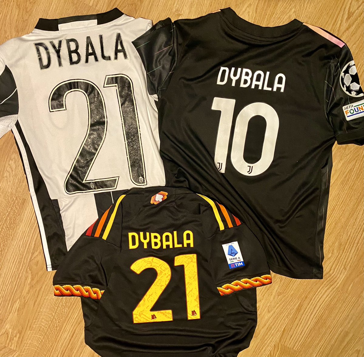 BompanM's tweet photo. Siamo già praticamente in pre partita ma noi non dimentichiamo e soprattutto continuiamo ad amare le cose belle! @PauDybala_JR #Dybala #JuventusRoma #TalePadreTaleFiglio #Juve #Roma @juventusfc @OfficialASRoma https://t.co/kdSu86xQXC