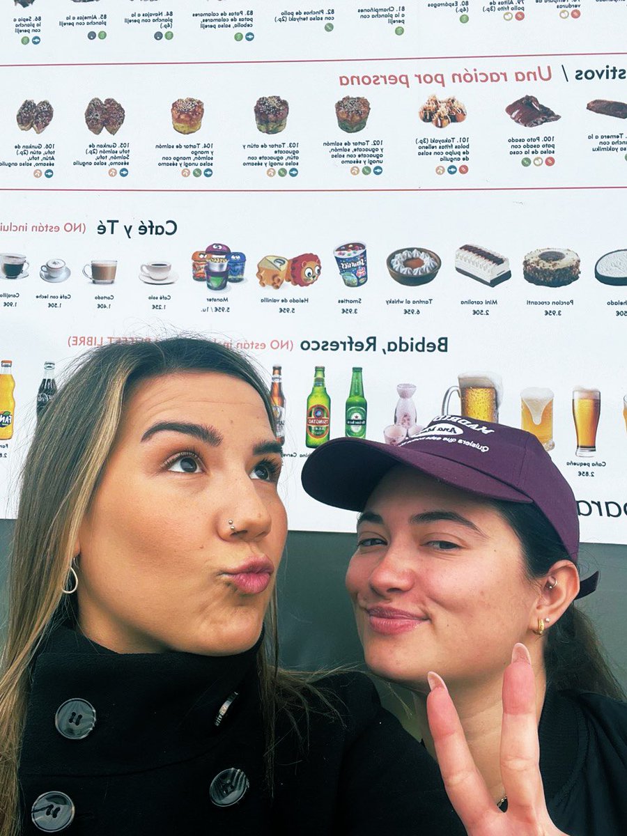 TonniWheel's tweet photo. hemos sido la típica pareja heterosexual en la que ella va súper bien vestida y súper bien maquillada y él va en chándal con gorra https://t.co/rzBBxBf47Y