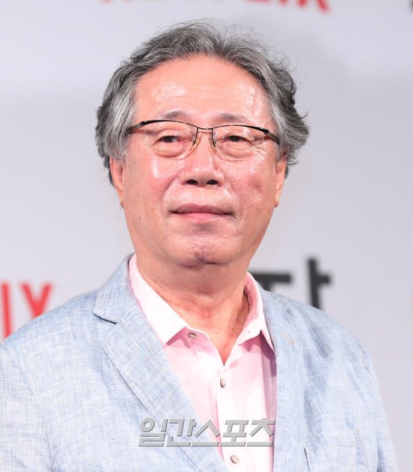 SBS 연기대상이 꼴갑육갑인 이유
SBS 드라마 10편 이상 출연하셨고 올해 작고하셔서 추모를 받아야할 사람인데 안 받은 배우
정답: 변희봉 선생님
한 해에 사망하는 배우가 물온 한 둘이 아니겠지만 변희봉 정도의 대선배면.. 추모 영상은 고사하고 언급이라도 있었어야 하는거 아닌가