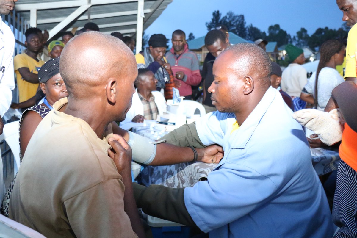 Muri iri joro, Ubuyobozi bw' Akarere n' imbaga y' abaturage bitabiriye siporo ya nijoro "Nyamasheke Night Run" hishimirwa ibikorwaremezo bimaze kubageraho birimo umuhanda wa kaburimbo n' amatara awumurikiye.
Hatanzwe ubutumwa bwo kubirinda na gahunda ya #TunyweLess