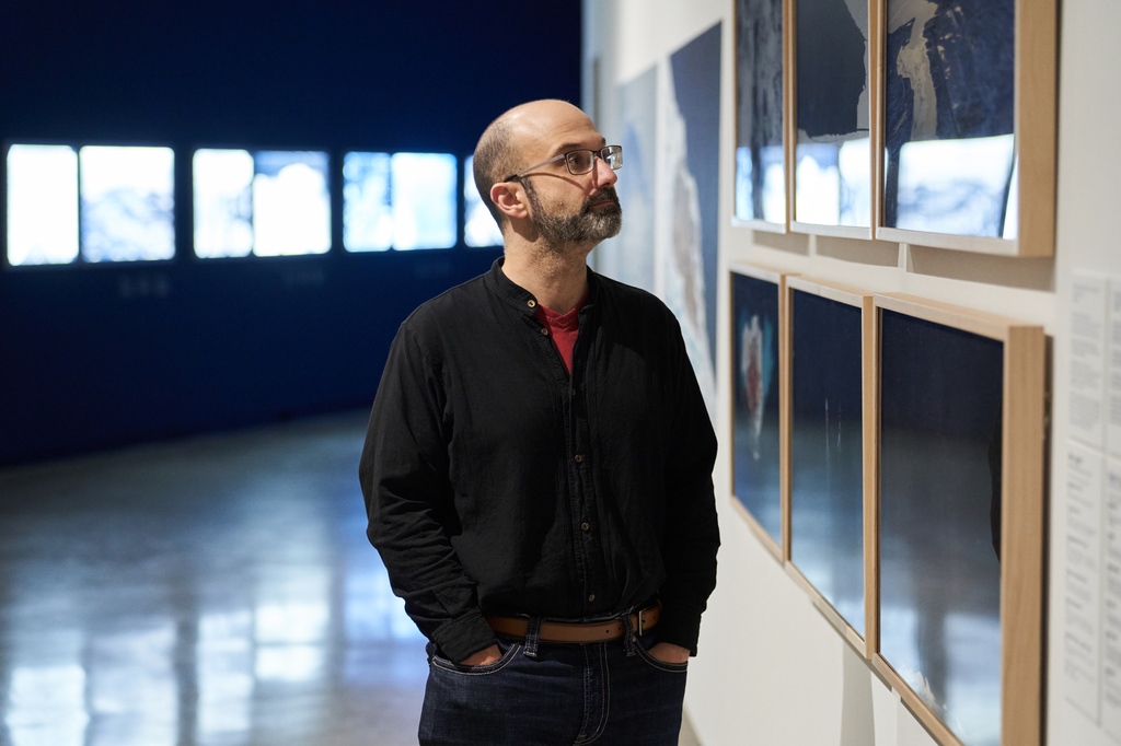 Spend time at the Gallery contemplating climate change and its profound effect on the North with ᓯᑯ ᕿᕐᓂᖅᓯᓯᒪᔪᖅ | Dark Ice.⁠ 🧊 ⁠
⁠
👉️ Dark Ice is on view now until May 2024. Learn more at wag.ca/exhibitions. ⁠