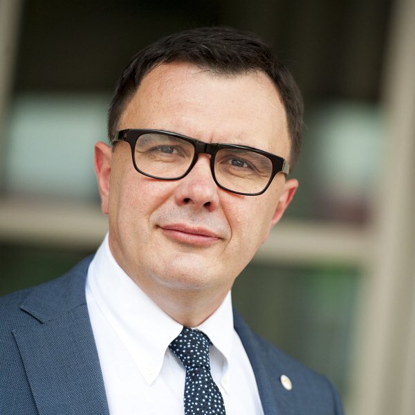 Propeertys's tweet photo. To jest prezes „Polskiego Holdingu Nieruchomości" Marcin Mazurek (prywatnie brat Roberta Mazurka z RMF FM ) który sprzedał Czarnkowi i pozostałym podstawionym przez PiS fundacjom nieruchomości z afery "Willa plus" https://t.co/JwNg7l3zqx