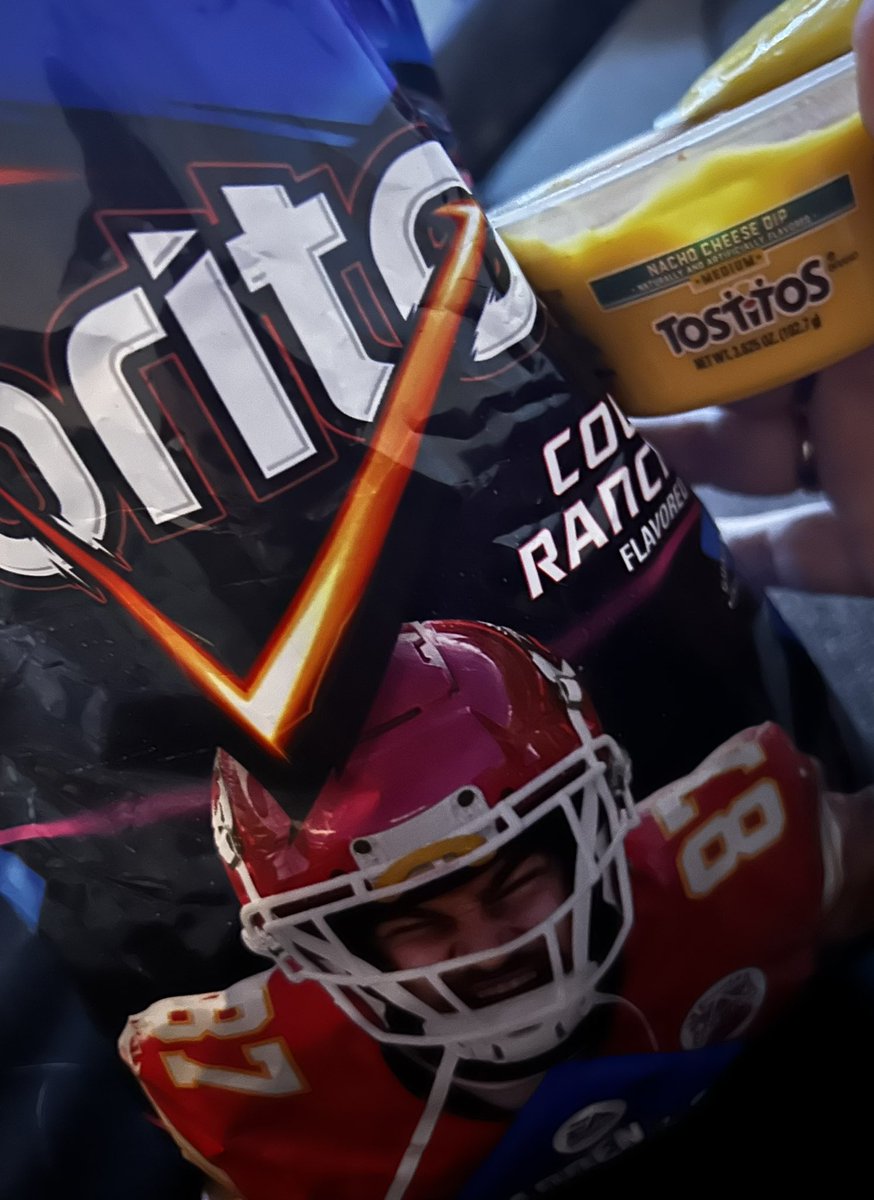 Sarahinlove22's tweet photo. Little afternoon snack….
#snacks #doritos #wickedgood 😉💙 https://t.co/yh9ML56HLc