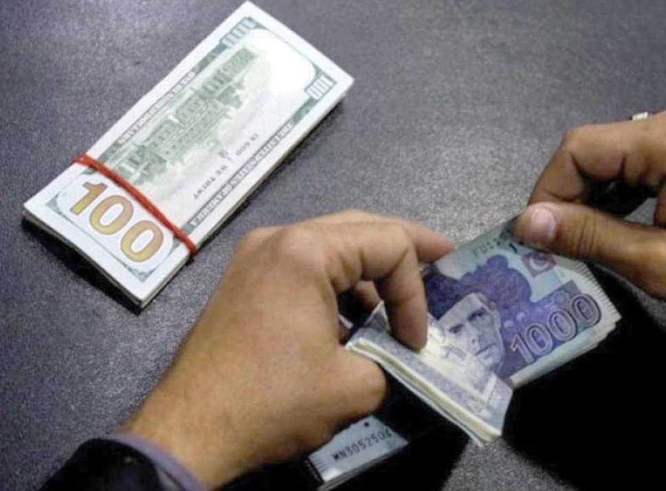 SheraniKha94069's tweet image. #Developedpakistan
جمعرات کو، پاکستانی کرنسی نے اپنی جیت کے سلسلے کو لگاتار 12 دنوں تک بڑھا دیا، جو انٹر بینک مارکیٹ میں صرف 282 روپے فی امریکی ڈالر سے کم 2 ماہ کی بلند ترین سطح پر پہنچ گئی۔