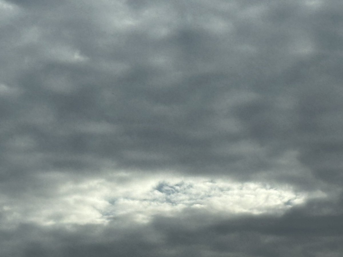 42issy's tweet image. Do you see what I see?? Trying to convince my daughter there’s a face in the white cloud! ❤️ #clouds!