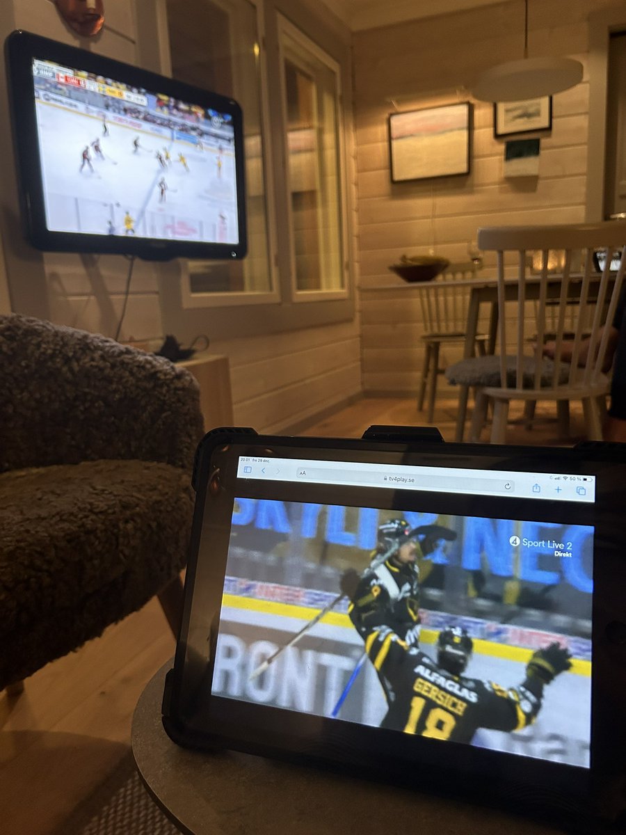 sophiehellstrom's tweet photo. Semester i Åre och hockey på två skärmar. Mår inte dåligt, än. https://t.co/rXCrbujZlC