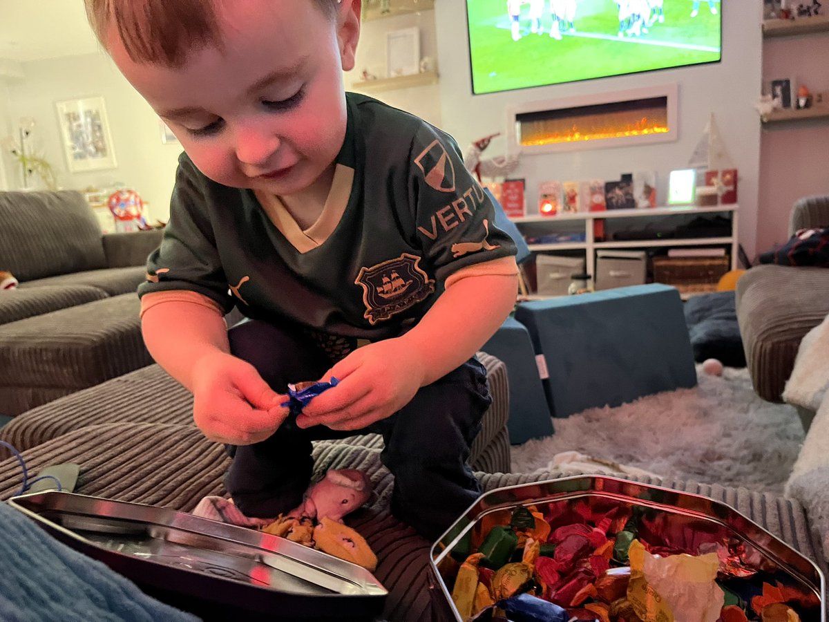 Need a sweetener after that couple of minutes… this little @Argyle being allowed to stay up late in his Christmas present shirt 💚