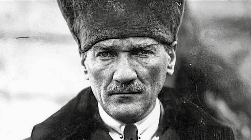 Gazi Mustafa Kemal #Atatürk, Türk Bayrağı ve İstiklal Marşı milletimizin kırmızı çizgisidir! 🇹🇷
Atatürk yoksa Türkiye'de yok !!!

#YurttaSulhCihandaSulh
#PeaceAtHomePeaceInTheWorld